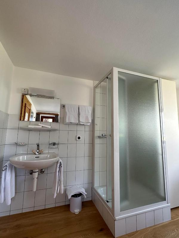 Twin Room image 4