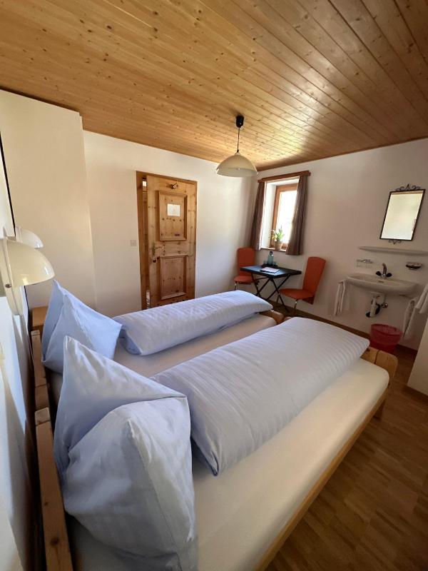 Twin Room image 3