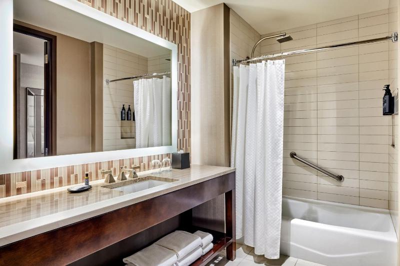 Deluxe Room, Guest room, 2 Queen, City view image 3