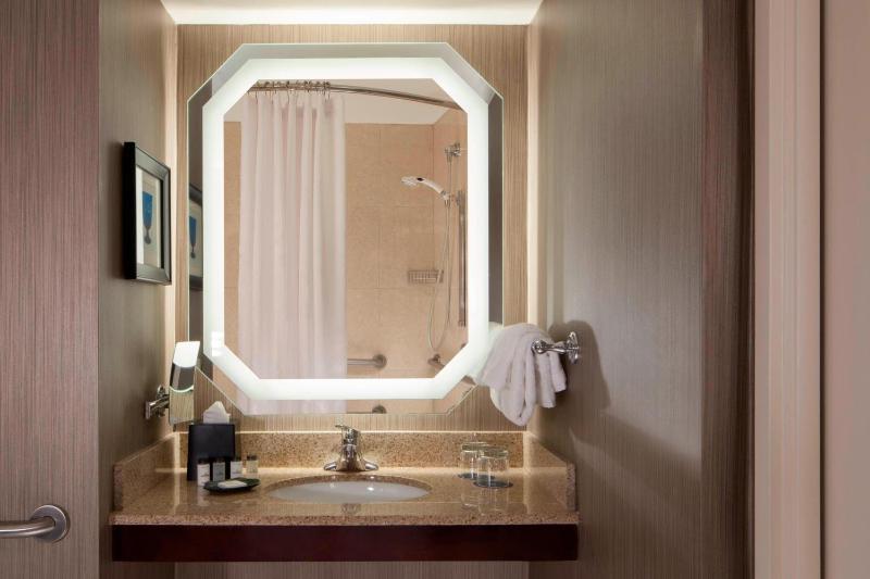 Guest room, 1 King, Low floor image 4