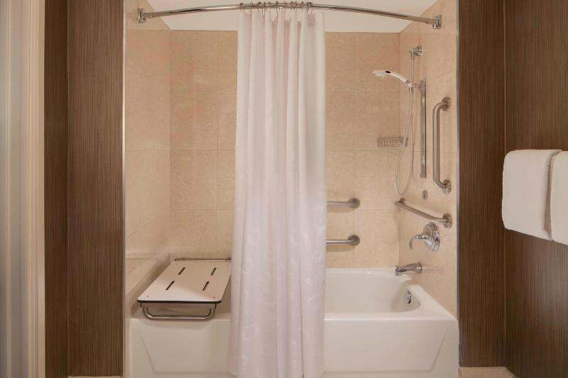 Guest room, 1 King, Low floor image 2