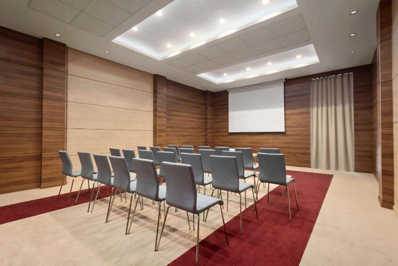 Ramada Plaza by Wyndham Craiova - image 25