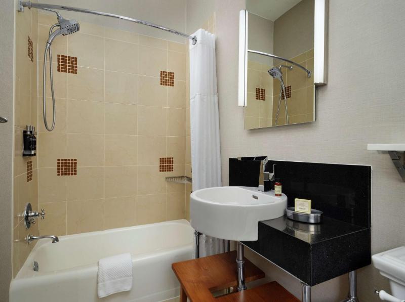 Queen Room image 2