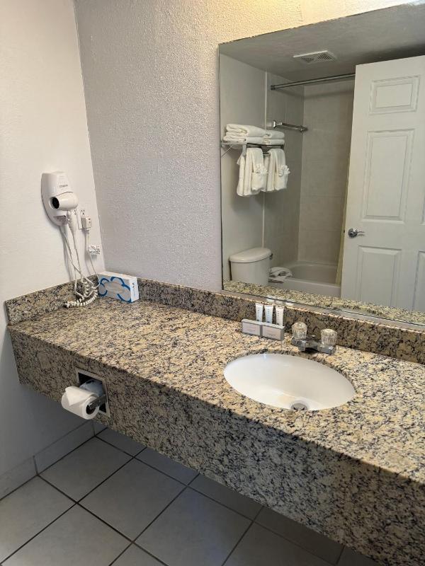 Emerald Shores Hotel - Daytona Beach - image 17