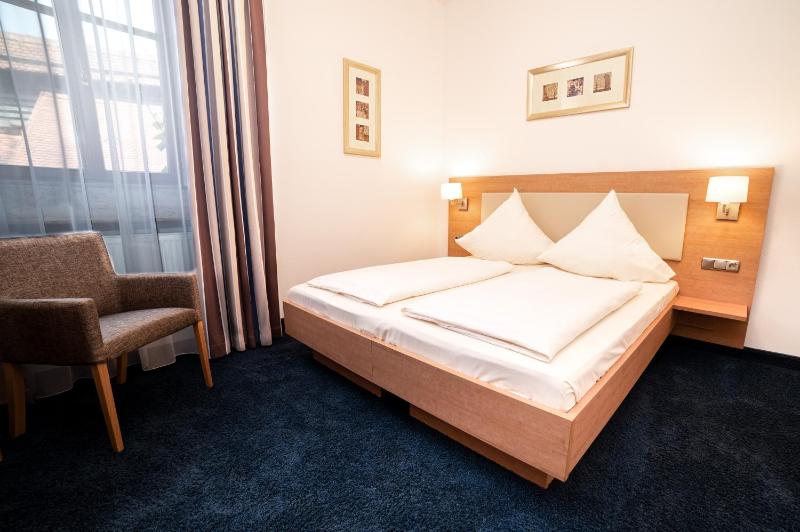 Double or Twin Room with Private Bathroom image 4