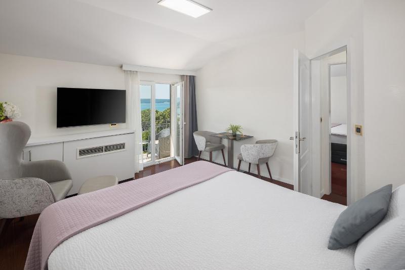 Suite with Balcony and Sea View image 3