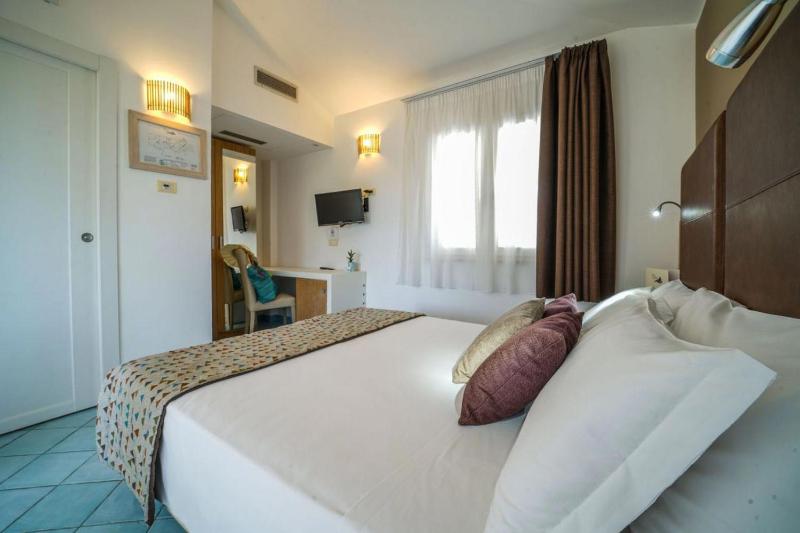 Double or Twin Room with Garden View image 3