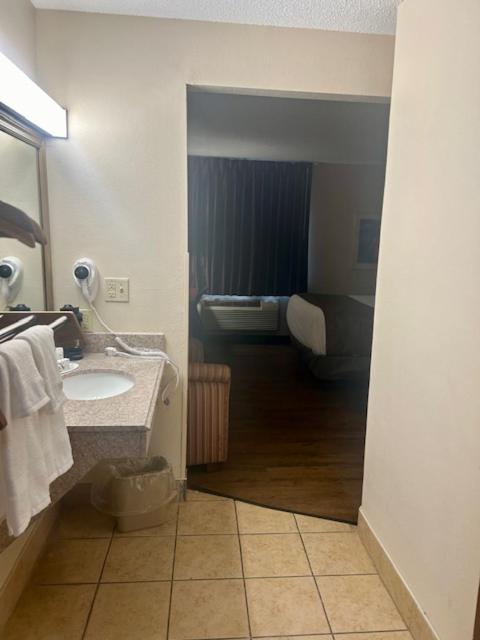 Queen Room - Disability Access - Non-Smoking image 2