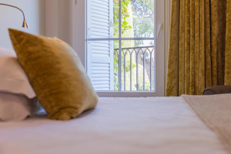 Standard Double or Twin Room with Street View image 2