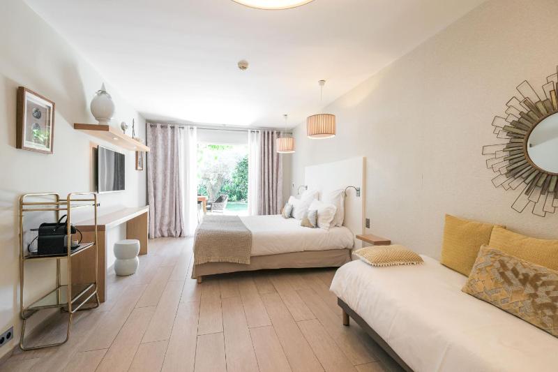 Deluxe Triple Room with Garden View - Ground Floor image 2