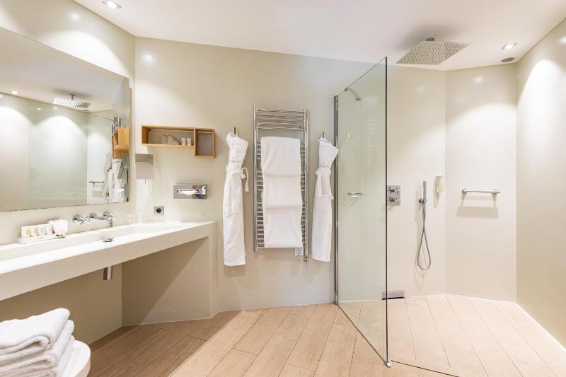 Deluxe Triple Room with Garden View - Ground Floor image 4