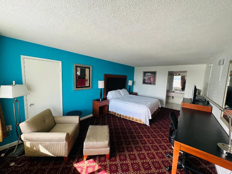 Standard King Room image 2