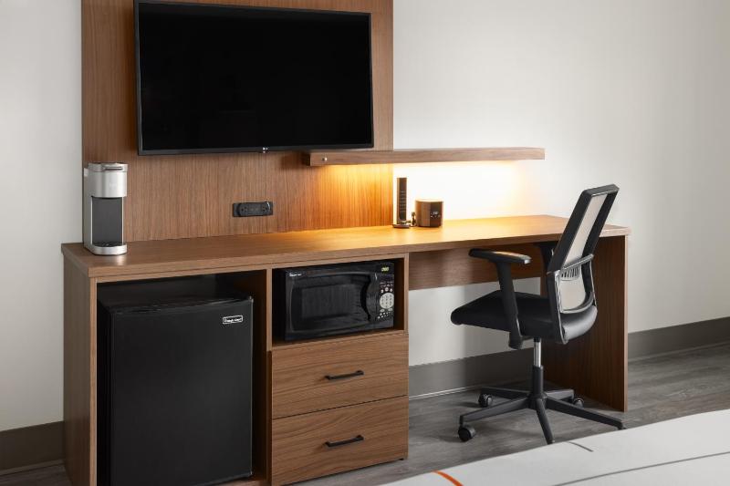 King Room with Mobility Access and Bathtub with Grab Bars, Non-Smoking image 4