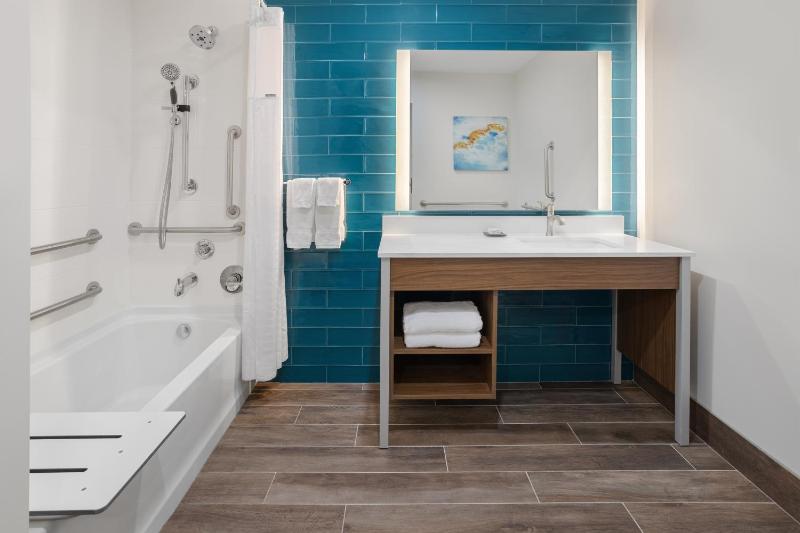 King Room with Mobility Access and Bathtub with Grab Bars, Non-Smoking image 3