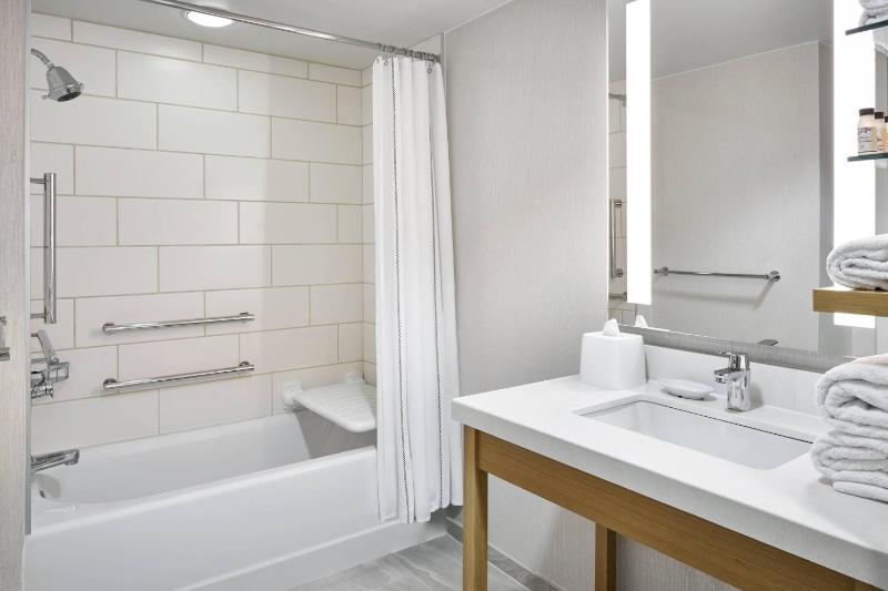 Guest Room, 1 King image 4