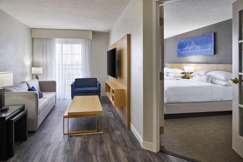Queen Suite with Balcony image 1