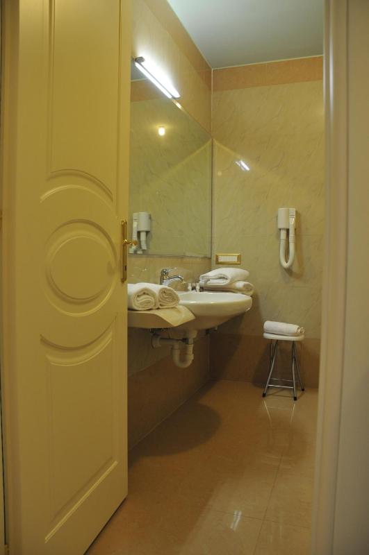 Triple Room with Balcony image 4