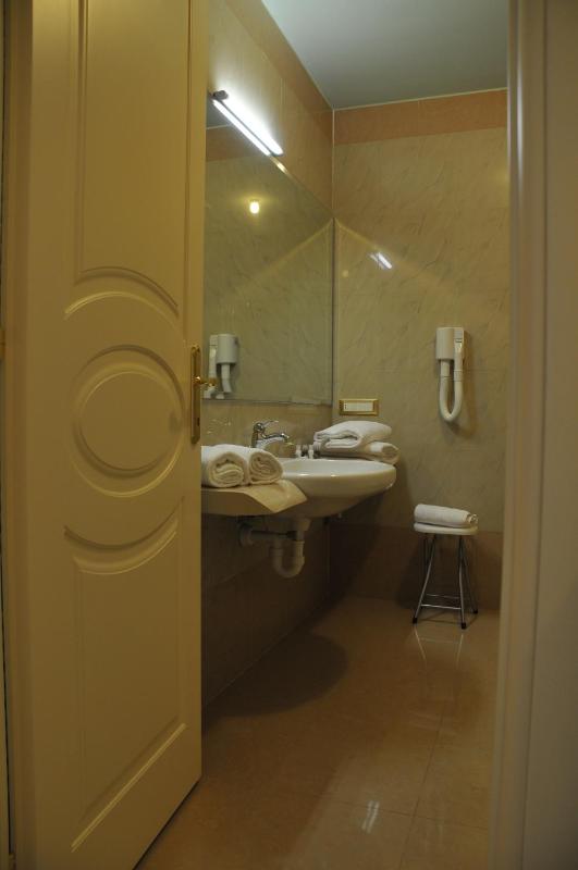 Quadruple Room with Balcony image 4