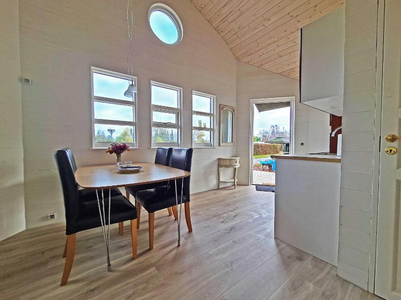 Three-Bedroom Bungalow image 4