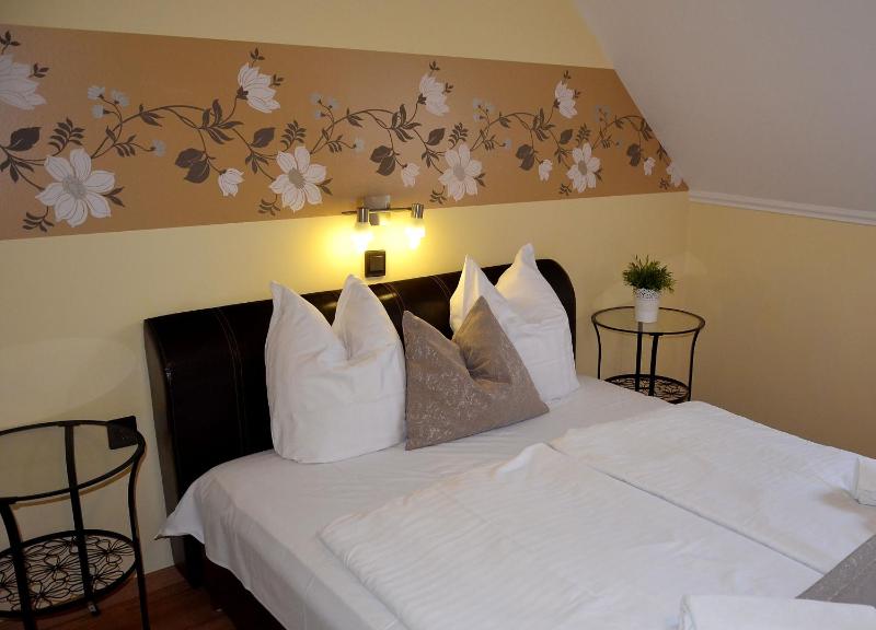 Standard Queen Room image 1
