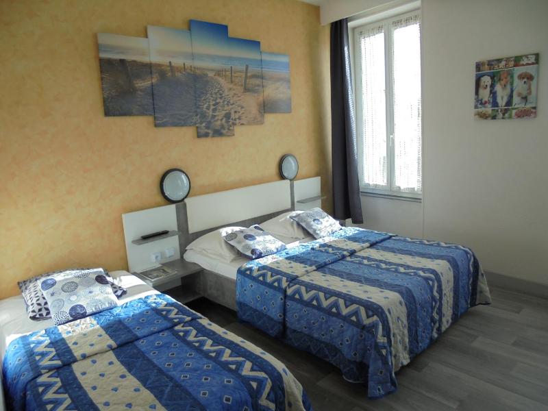 Triple Room (2 Adults + 1 Child) image 1