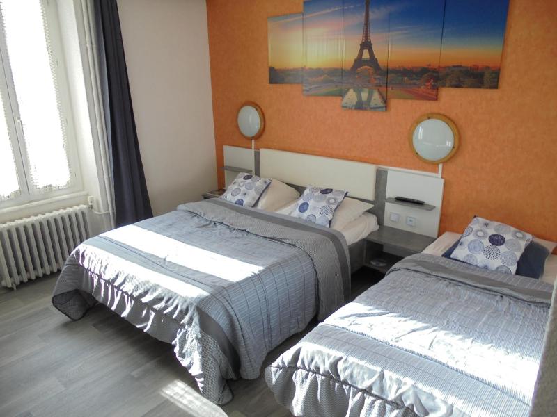 Triple Room (2 Adults + 1 Child) image 4
