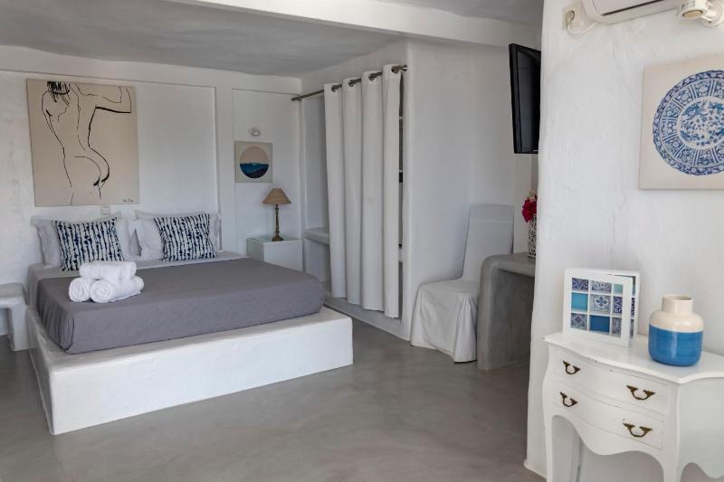 Standard Double Room image 4
