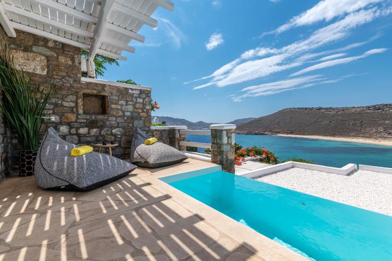Superior Room with Private Heated Pool and Sea View image 1
