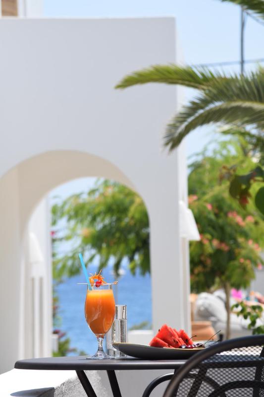 One-Bedroom Suite with Side Sea View image 2