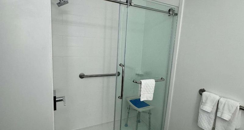 Queen Room with Sofa and Roll-In Shower - Disability Access/Non-Smoking image 2