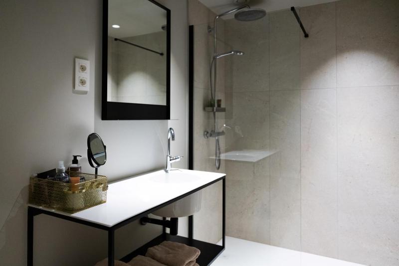 Modern Double or Twin Room image 4