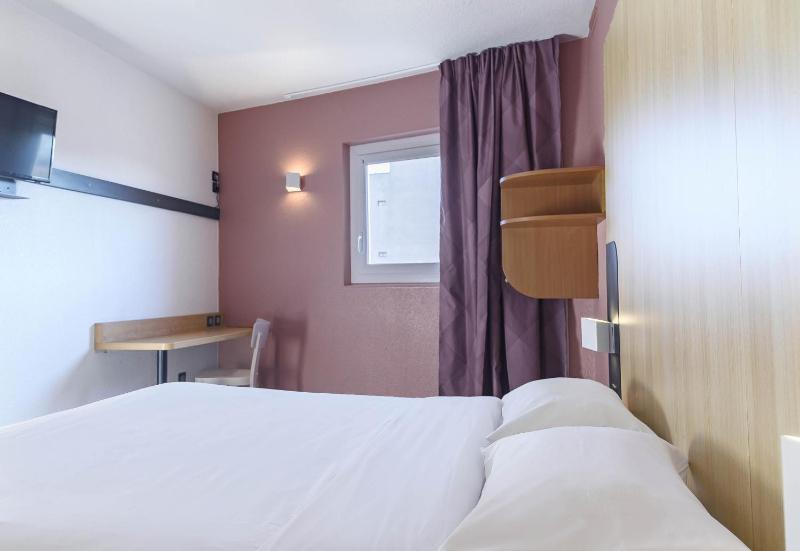 Standard  Double Room image 4