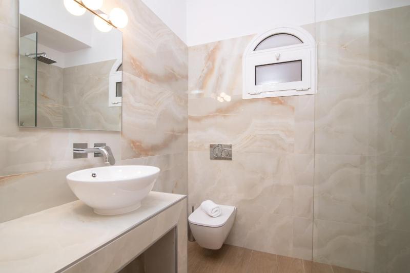 One-Bedroom Apartment with Garden View image 2