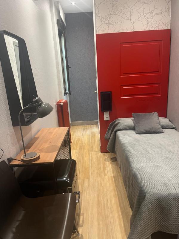 Single Room with Private Bathroom image 4