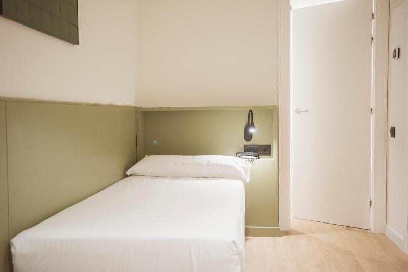 Small Single Room image 4