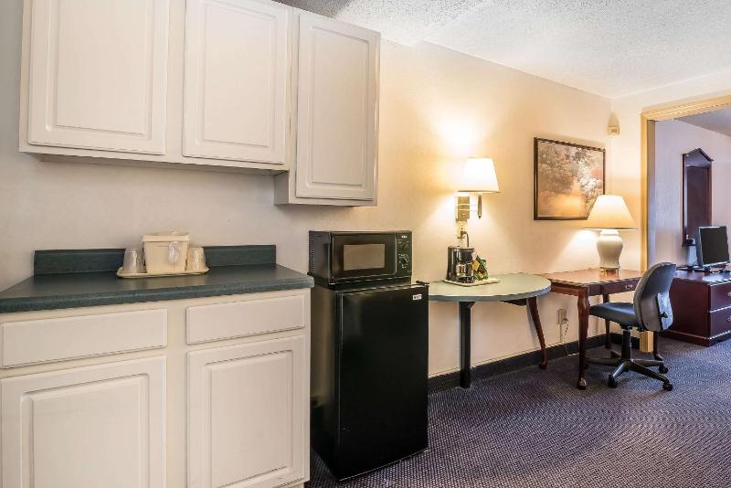 Business Suite with Two Double Beds - Non-Smoking image 3