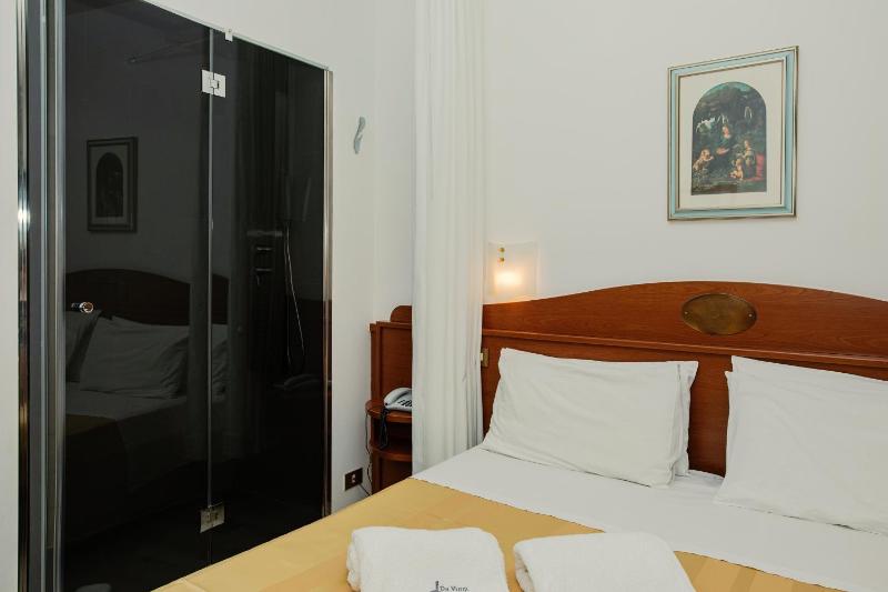 Deluxe Double Room with Shower image 4