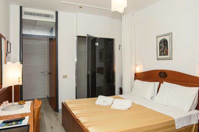 Deluxe Double Room with Shower image 3