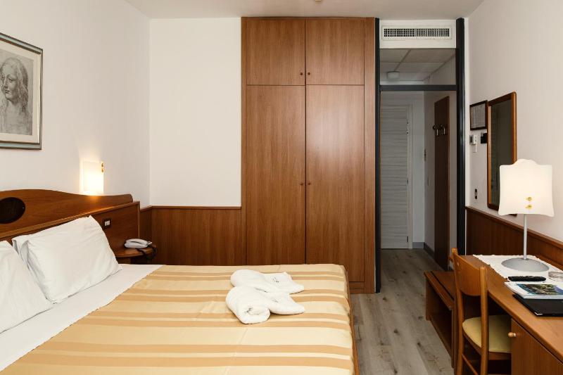 Standard Double Room image 4