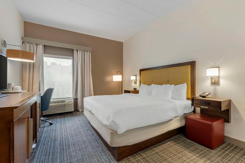 King Room with Roll-In Shower - Disability Access/Non Smoking image 3