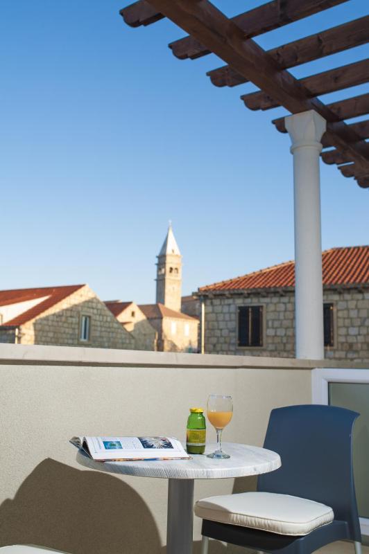 Superior Double Room with Balcony image 2