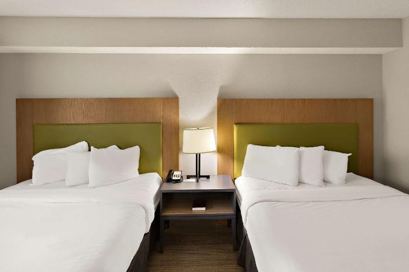 Queen Room with Two Queen Beds image 3