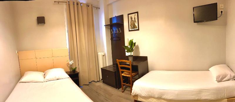 Single Room with Shared Bathroom image 1