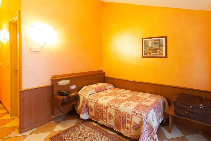 Single Room image 4