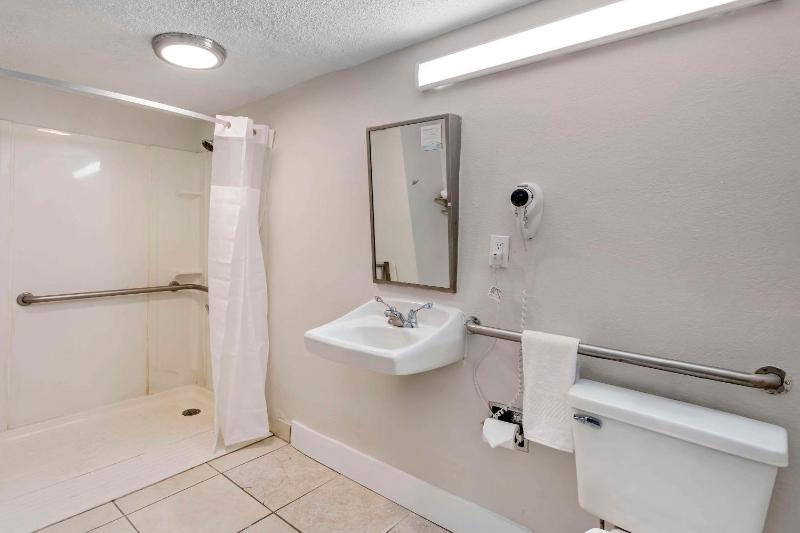 King Suite with Sofa - Disability Access/Non Smoking image 2