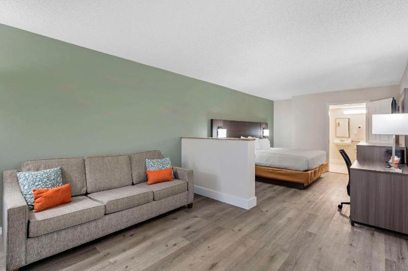 King Suite with Sofa - Disability Access/Non Smoking image 3