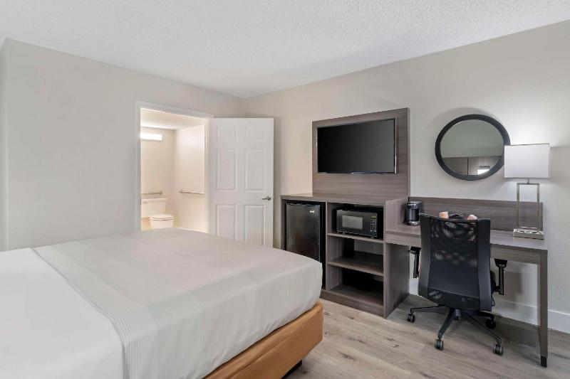 King Suite with Sofa - Disability Access/Non Smoking image 4
