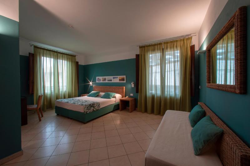 Triple Room with Terrace image 4