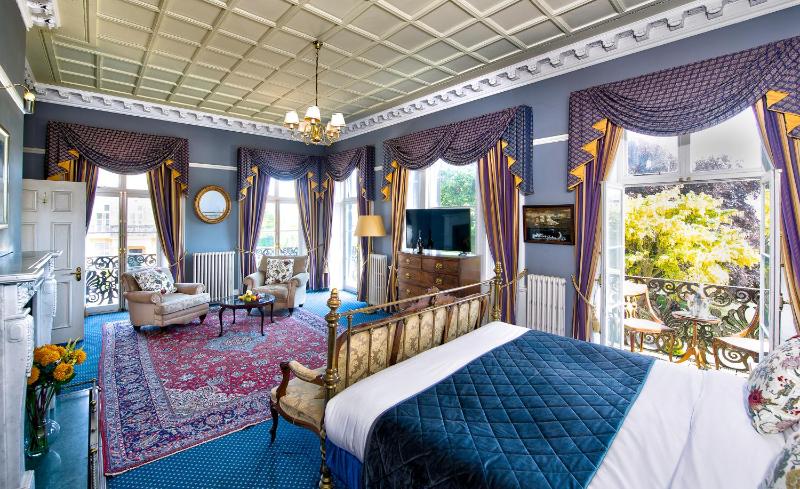 Junior Suite with Balcony image 1