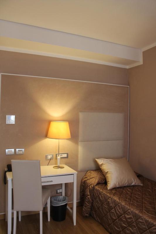 Single Room image 4